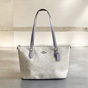 Coach CH504 Gallery Tote in Signature Canvas | Light Khaki / Lavender | Zip Tote